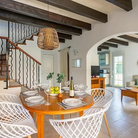 Can Esmo! 6 Hosts, 3 Bedrooms And A Private Pool